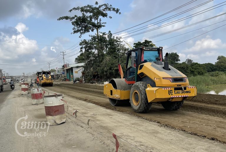 Road construction workers on National Road 2 in Kandal Province, April 26, 2022. CamboJA/ Sorn Sarath