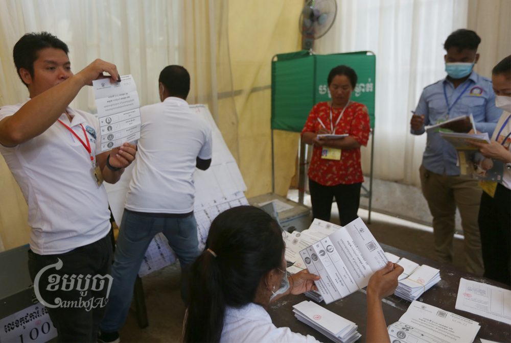 NEC officials count voters at a polling station in Chak Angreleu pagoda, Chak Angreleu commune, Meanchey district, Phnom Penh. Photo taken on June 5, 2022. CamboJA/ Pring Samrang