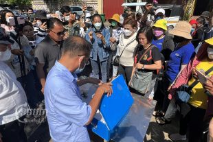 Prime Minister Hun Sen’s cabinet official receive a petition from NagaWorld strikers seeking intervention for a protracted labour issue. June 20, 2022. CamboJA/ Sovann Sreypich