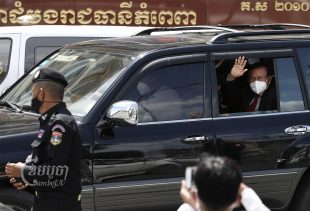 Former CNRP president Kem Sokha waves to supporters in front of the Phnom Penh Municipal Court after judges decided not to re-arrest him on June 29, 2022. CamboJA/ Pring Samrang