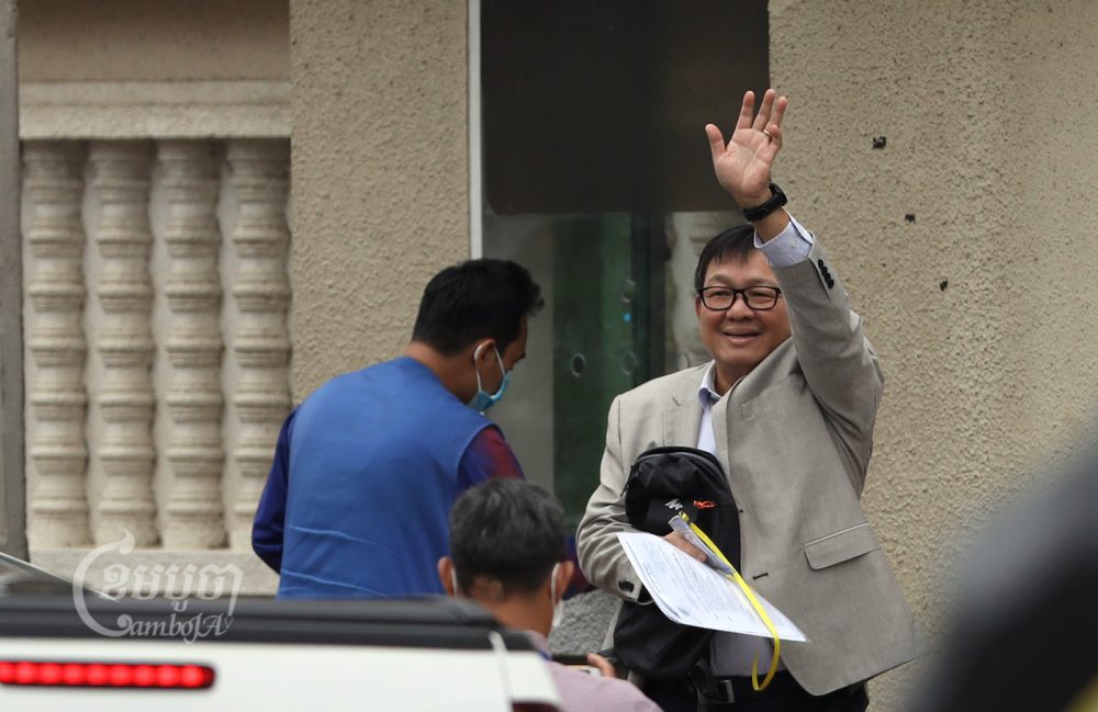Son Chhay, vice president of the Candlelight Party waves to the media and his supporters as he arrives at Phnom Penh Municipal Court for questioning, July 12, 2022. CamboJA/ Pring Samrang
