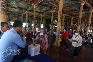 Families from Kilometer 6, Tuol Sangke 1 commune, Russei Keo district, meet with officials about their resettlement plots, July 29, 2022. CamboJA/Pring Samrang