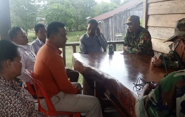A meeting to resolve the issue between Lieutenant Colonel Yoeung Sae and Sou Senghak, which was attended by other officers and Samarakot journalists, was held on August 22, 2022. Photo supplied