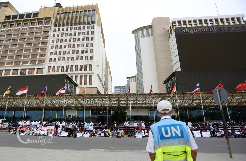 UN Special Rapporteur on human rights in Cambodia Vitit Muntarbhorn monitors striking workers in front of NagaWorld in Phnom Penh, August 17, 2022. CamboJA/Pring Samrang
