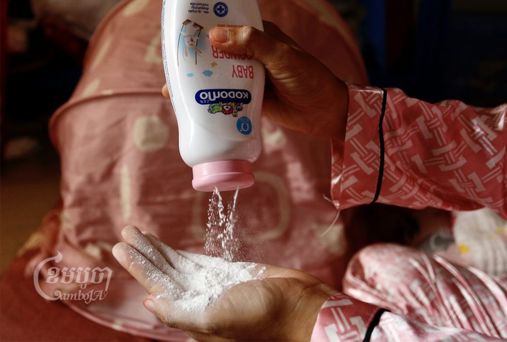 A woman uses a baby powder in Phnom Penh, August 24, 2022. CamboJA/ Panha Chhorpoan