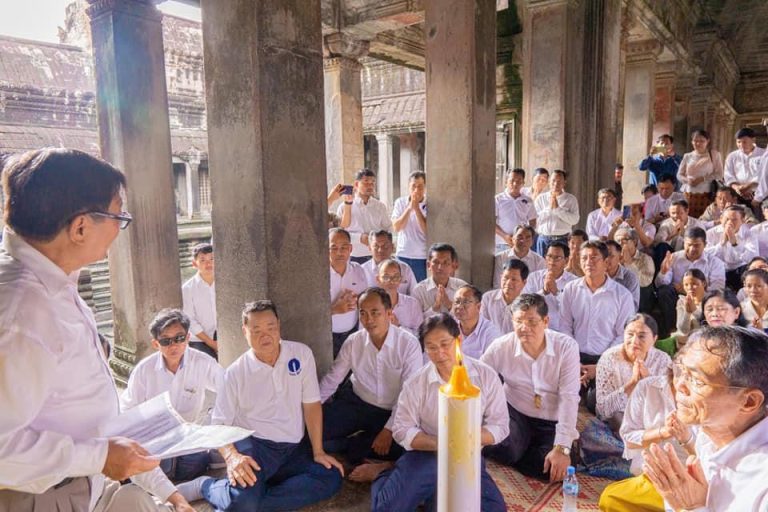 Senior Candlelight Party members sworn at Angkor Wat before a party leadership retreat in Siem Reap, September 8, 2022. Candlelight Party Facebook page.
