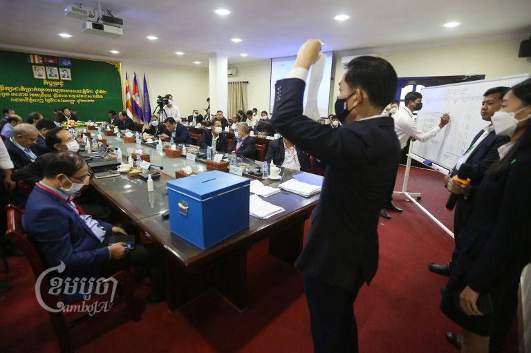 Officials and industry and union representatives vote on the new monthly minimum wage for garment workers, $200 a month beginning in 2023, on September 21, 2022 in Phnom Penh. CamboJA/Pring Samrang