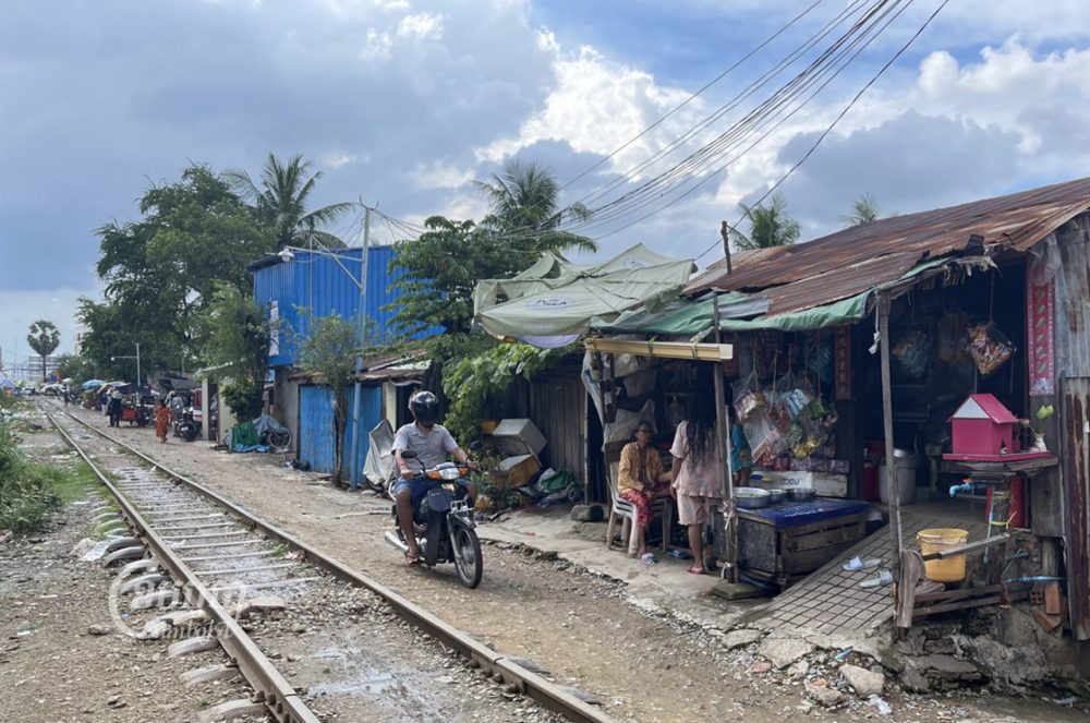 A community under threat of eviction along railroad tracks in Boeng Kak II commune, Tuol Kork district in Phnom Penh on October 3, 2022. CamboJA/ Pring Samrang
