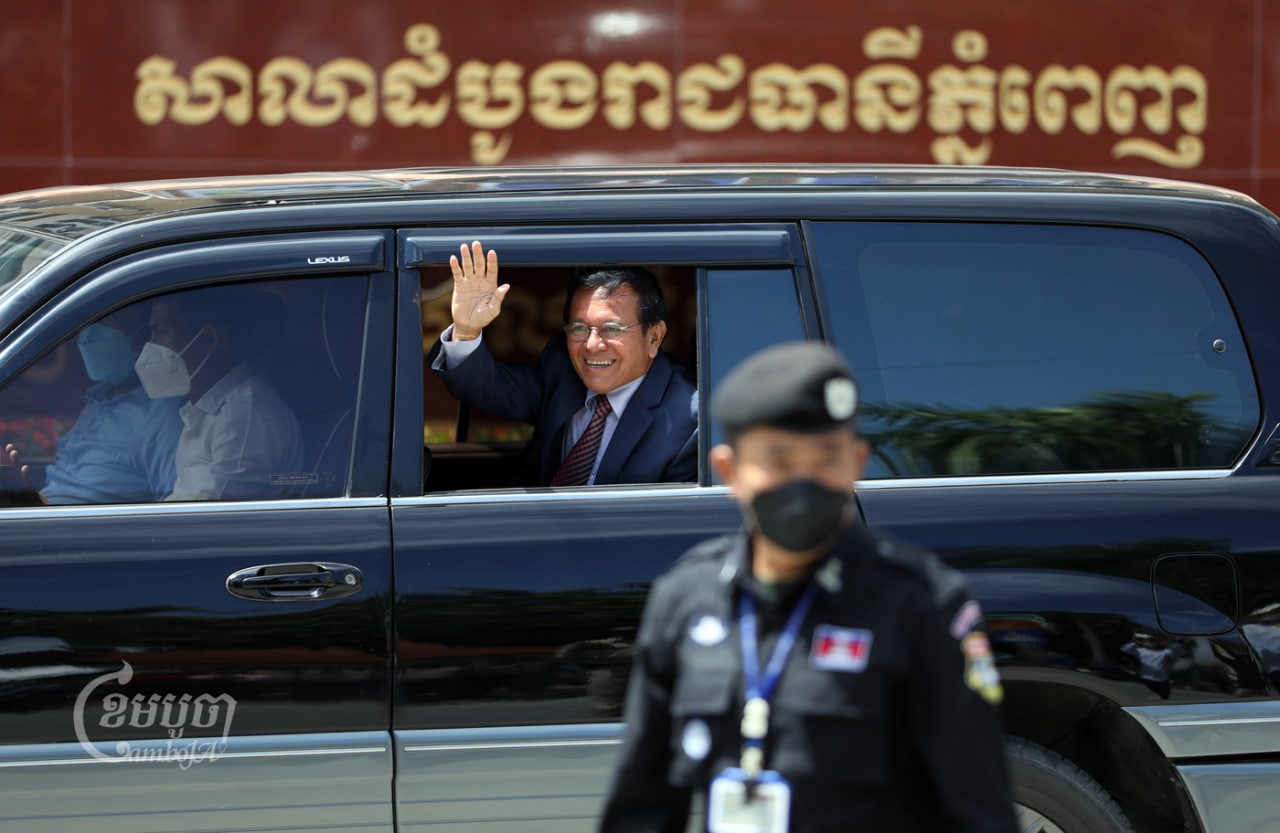 Kem Sokha waves from his vehicle as he leaves the Phnom Penh Municipal Court on October 12, 2022. CamboJA/Pring Samrang
