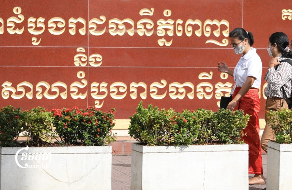Chak Sopheap, executive director of the Cambodian Center for Human Rights, arrives at the Phnom Penh Municipal Court on October 12, 2022. CamboJA/Pring Samrang