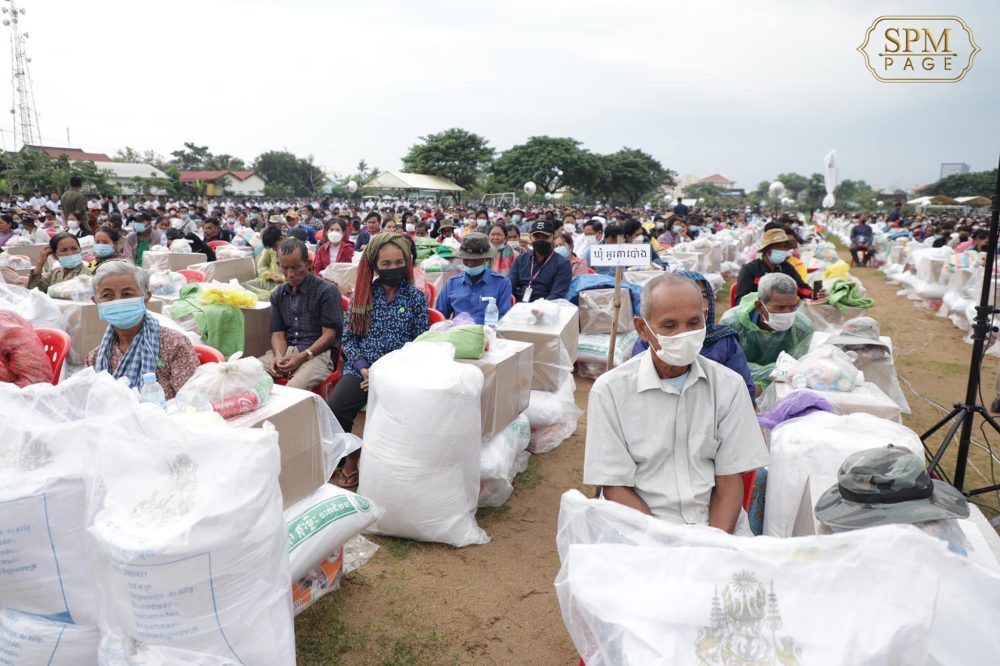 Following the destruction of tens of thousands of hectares of rice farms due to heavy flooding, the Ministry of Agriculture distributed rice seeds and aid to victims in hard-hit Pursat province on October 25, 2022. (Prime Minister Hun Sen's Facebook page).