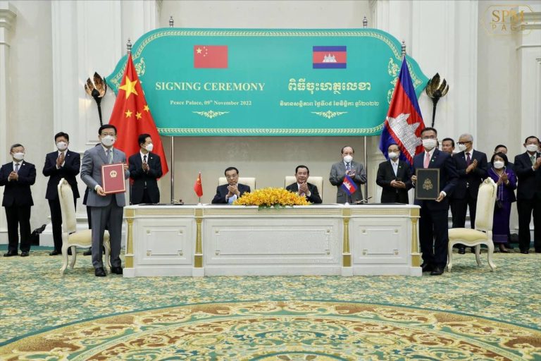 Prime Minister Hun Sen (center right) and Chinese Premier Li Keqiang attend a signing ceremony at the Peace Palace in Phnom Penh on November 9, 2022. (Photo from Hun Sen’s Facebook page)