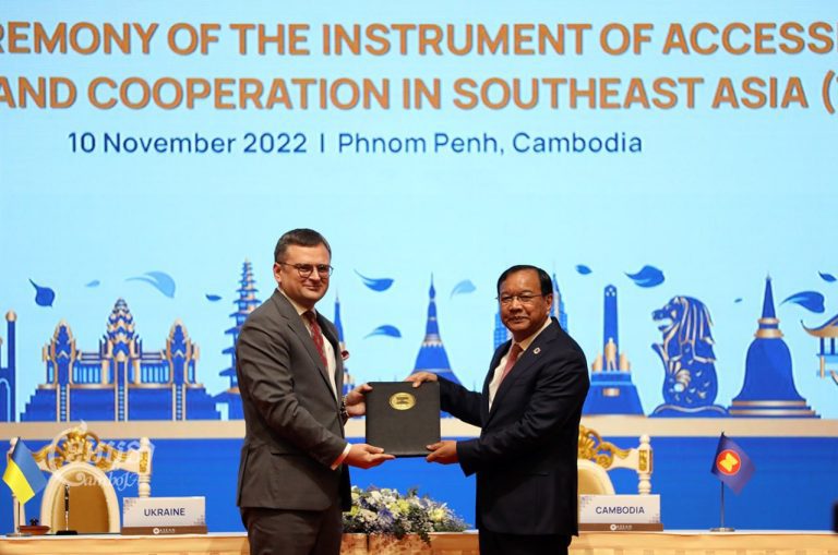 Ukrainian Foreign Minister Dmytro Kuleba exchanged signed documents with Cambodia's Foreign Minister Prak Sokhonn during a ceremony for the Amity and Cooperation in Southeast Asia by Ukraine at the Asean summit in Phnom Penh on November 10, 2022. (CamboJA/ Pring Samrang)