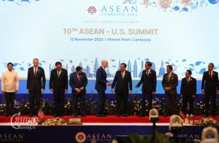 Prime Minister Hun Sen poses for a photo with U.S. President Joe Biden and Asean leaders during the Asean summit in Phnom Penh on November 12, 2022. CamboJA/Pring Samrang