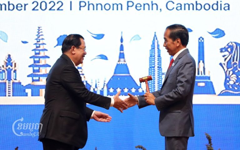 Prime Minister Hun Sen hands a gavel to Indonesian President Joko Widodo, a gesture symbolizing the handover of the Asean chairmanship on November 13, 2022. CamboJA/Pring Samrang