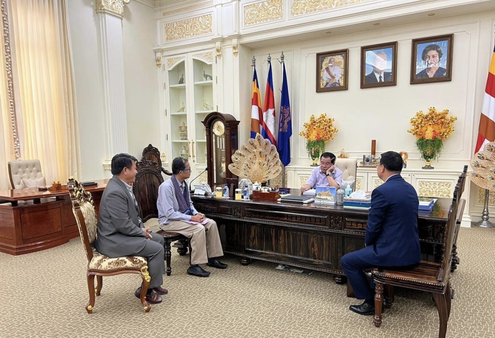 Yang Saing Koma and Loek Sothea (left) meet with Prime Minister Hun Sen on November 28. Photo from the Prime Minister's Facebook page.