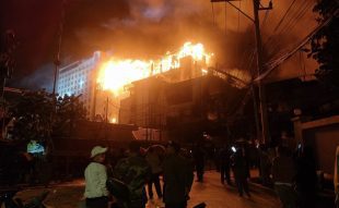 A fire at Grand Diamond City Hotel and Casino in Poipet started around 11pm on December 28. (Banteay Menachey provincial police Facebook page)