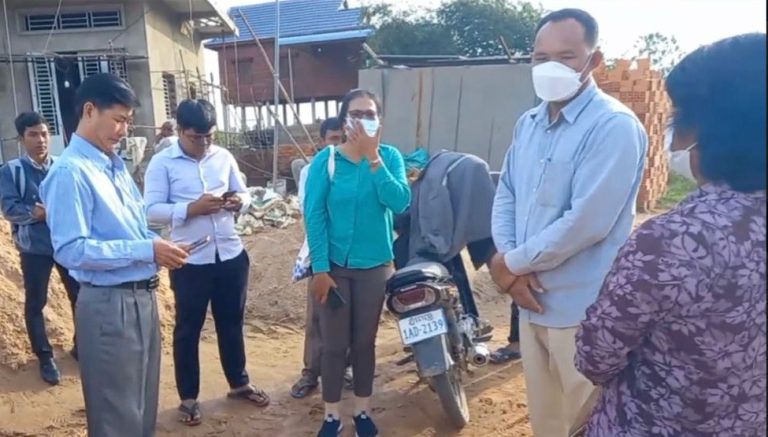 Pursat provincial’s Krakor district authorities come to block local community and human right activists from speaking on Human Rights Day at a pagoda in Kbal Trach commune on December 4, 2022. (Supplied)
