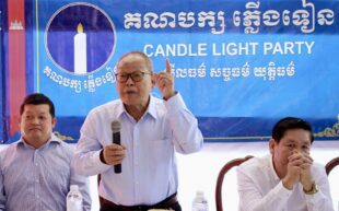 Former Candlelight Party supreme advisor Kong Korm (center) speaks during a meeting with the party members in Pailin province on December 16 2022. (Candlelight Party)