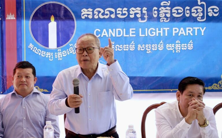 Candlelight Party supreme advisor Kong Korm (center) speaks during a meeting with the party members in Pailin province on December 16 2022. (Candlelight Party)