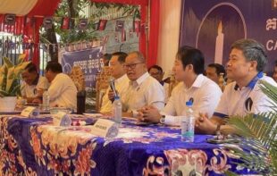 Candlelight Party supreme advisor Kong Korm (center) speaks during a meeting with party members in Tbong Khmum province on January 7, 2023. (Candlelight Party)