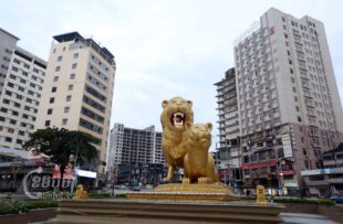 The famous lions roundabout in Sihanoukville, the coastal city housing numerous scam compounds, on August 24, 2022. (CamboJA/ Pring Samrang)