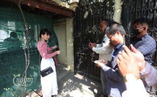 Kem Sokha's lawyer Meng Sopheary arrives at Sokha’s home in Phnom Penh for a meeting on March 28, 2023. (CamboJA/Pring Samrang)