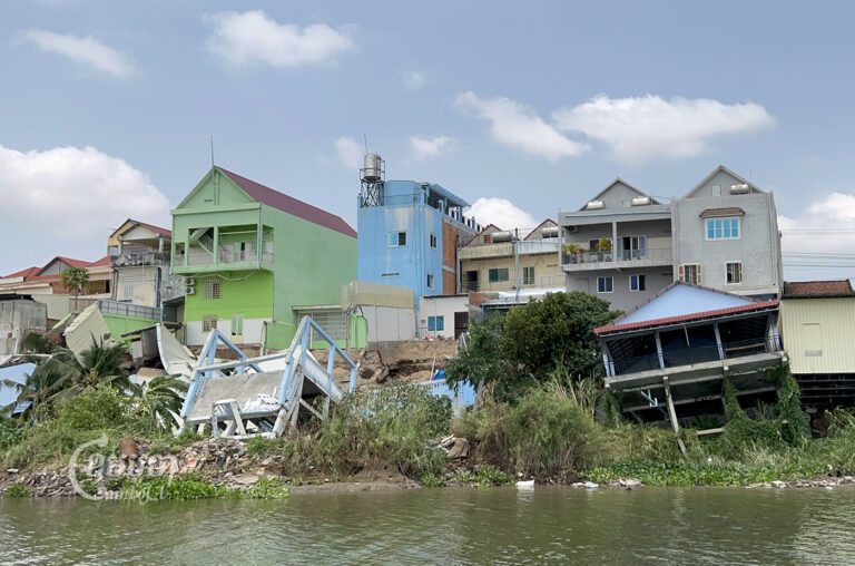 Houses collapsed at Bassac’s river bank in Prek Koy commune, Sa’ang district, Kandal province, April 25, 2023. (CamboJA/Sovann Sreypich)