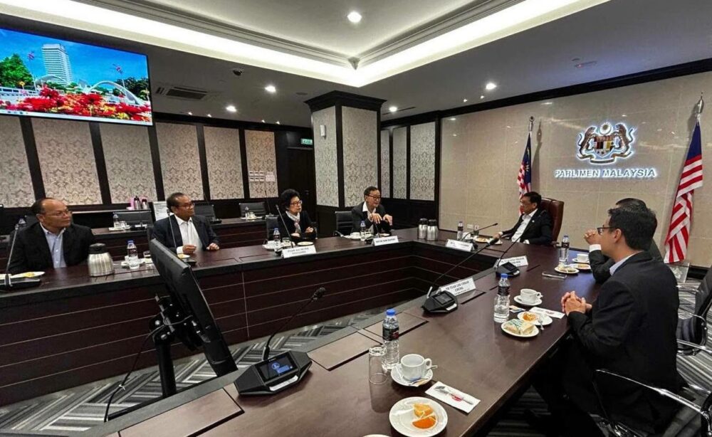 Sam Rainsy meets with several members of Malaysian parliament in a personal visit. (Sam Rainsy Facebook)