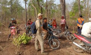 Indigenous Bunong villagers in Mondulkiri’s Roya Leu community confront environmental officials who they say were measuring their reserve forest lands on March 31. (Supplied)