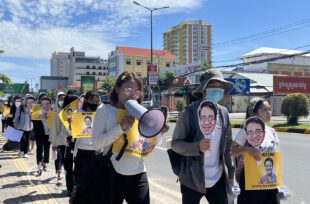 Cambodian activists walk from Mekong Gardens to Chroy Changvar Bridge. Along the way they expressed their opinions about the disappearance of Thai activist Wanchalearm and urged the government to take action on his case, on June 4, 2023. (Sovann Sreypich/CamboJA)
