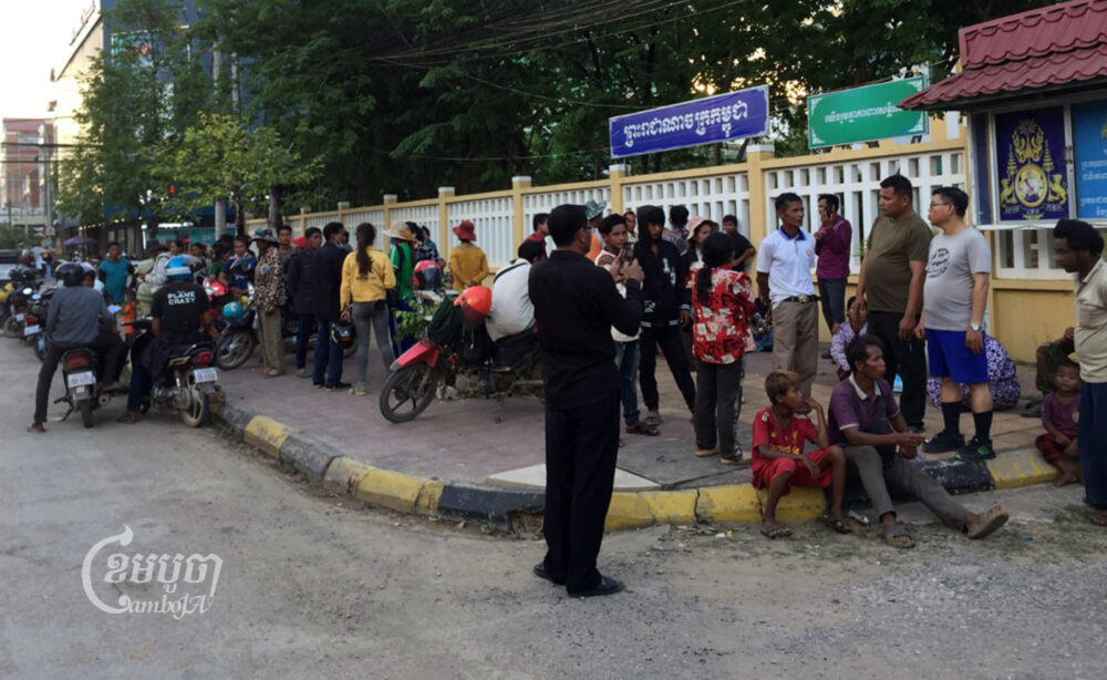 Around 100 people protested in front of the Battambang provincial court for two days demanding the release of five representatives who were questioned by the court in connection with the Rath Sambath company`s land concession. (CamboJA/Sok Savy)