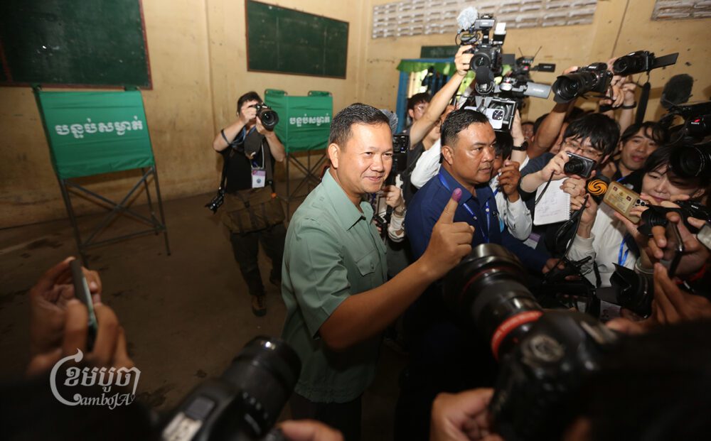 Hun Manet shows his finger after he voted at a polling station in Phnom Penh, on July 23, 2023. (CamboJA/Pring Samrang)