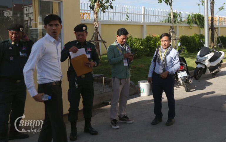 Vorn Pao (right), IDEA president, and Theng Savoeun (second to the left), CCFC president, arrive at the Court of Appeals in Phnom Penh for a hearing on August 17, 2023. (CamboJA/Pring Samrang)