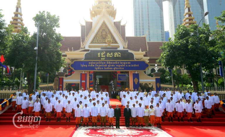 King Norodom Sihimamoni and incoming lawmakers pose in front of the National Assembly during the first session on August 21, 2023. (CamboJA/Pring Samrang)