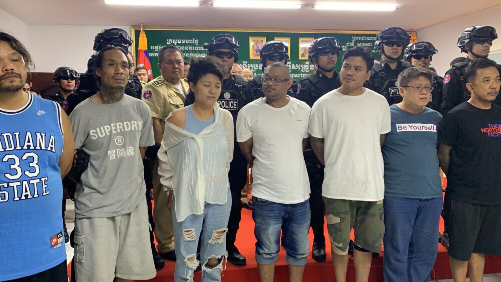 Police display a group of arrested suspects who allegedly helped the Taiwanese drug trafficker Chen Hsin Han escape from prison, during a press conference on August 23, 2023. (BTV)