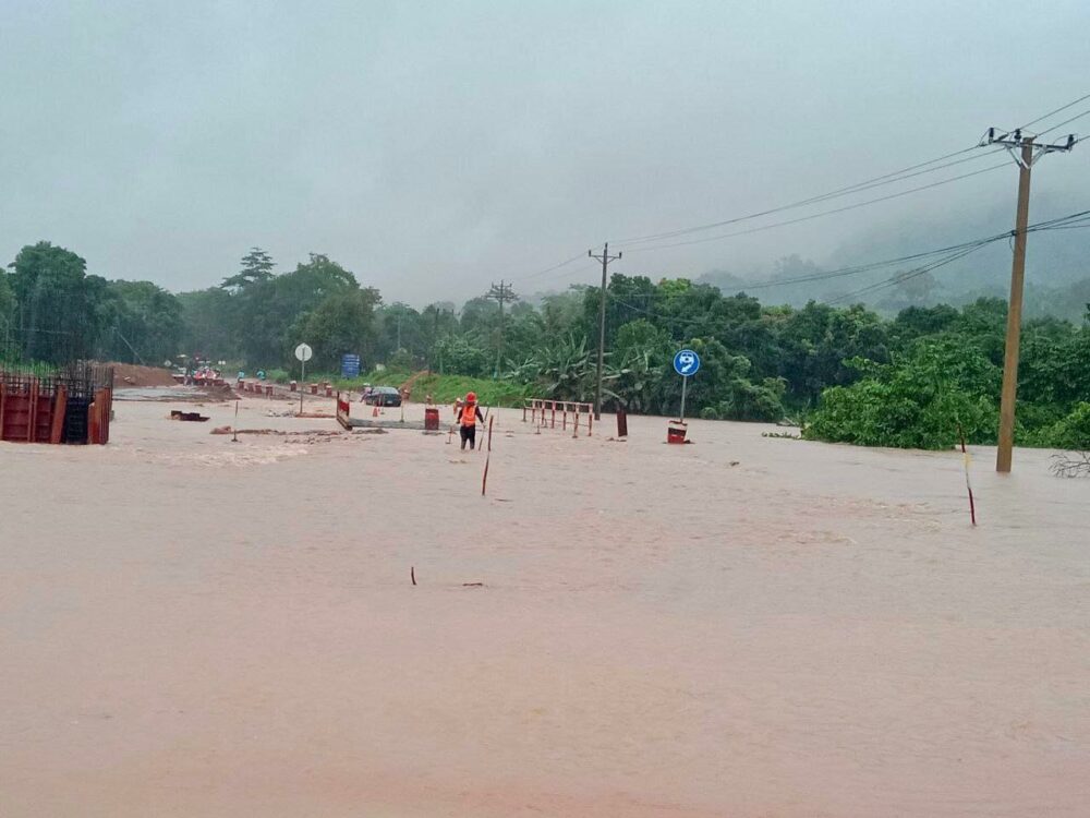 Heavy rain causes flooding on National Road 4 in Kampong Speu province’s Phnom Sruoch district on June 29, 2023. (Kampong Speu’s Administration Facebook)