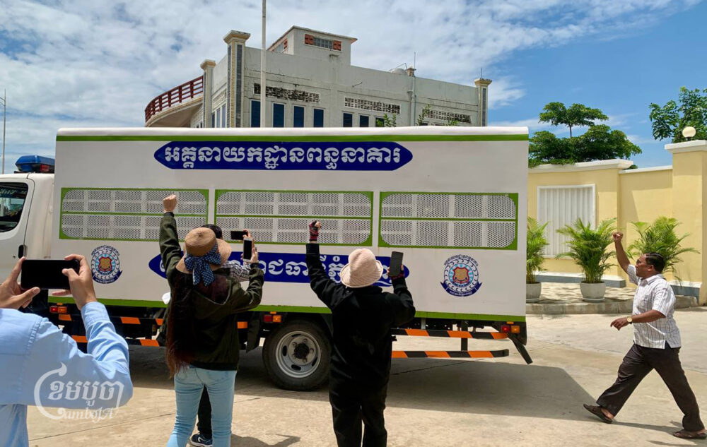 A police truck brings Candlelight Party Co-Vice President Thach Setha and other prisoners from Phnom Penh Municipal Court to prison after Setha’s verdict on September 21, 2023. (CamboJA/Hel Komsan)