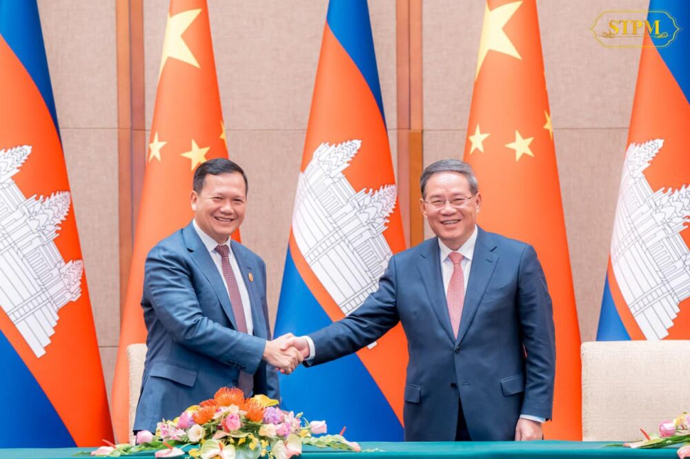 Prime Minister Hun Manet shakes hands with Chinese Prime Minister Li Qiang at the signing of agreements on October 17, 2023. (Hun Manet’s Facebook Page)
