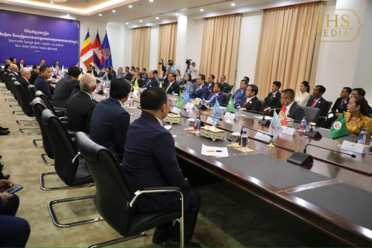 CPP president Hun Sen signs a joint agreement with 27 minor parties to form a new alliance, at the CPP headquarters in Phnom Penh, October 25, 2023. (Hun Sen’s Facebook)