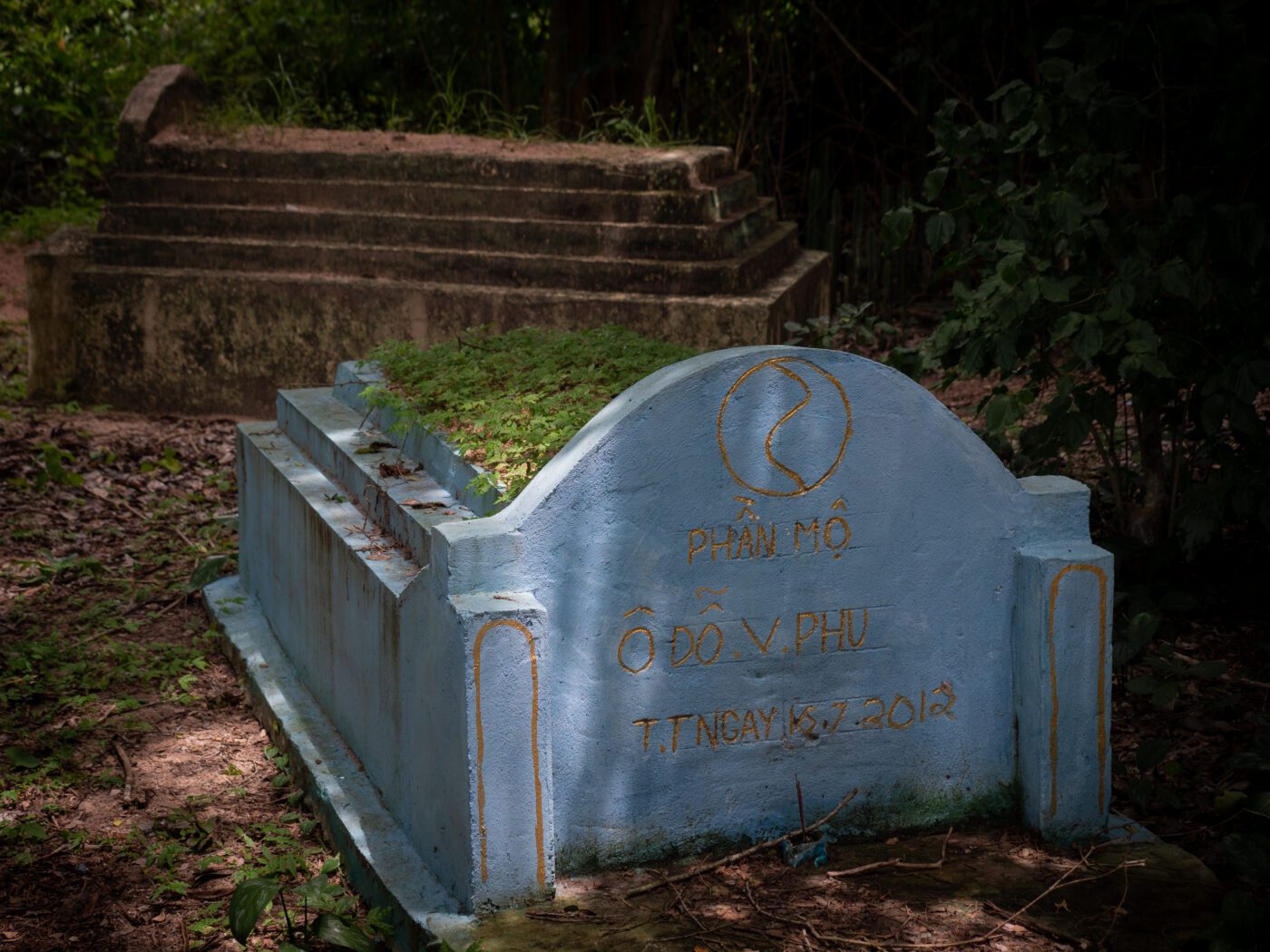 An ethnic Vietnamese tomb at an older cemetery used by the Chhnok Trou community. (CamboJA/Jack Brook)