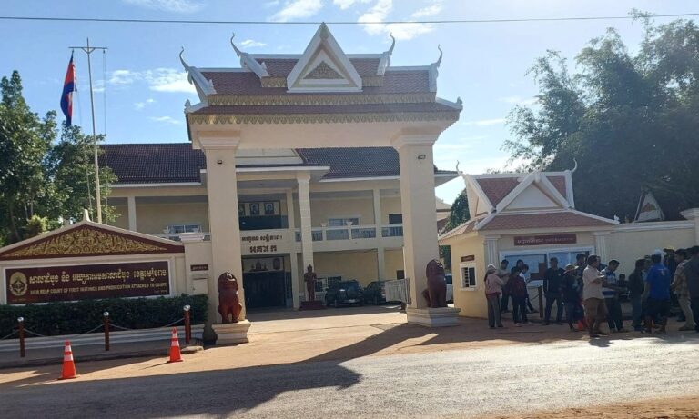 Siem Reap villagers gather in front of Siem Reap provincial court to support four people who were questioned by the court on November 24, 2023. (Licadho)