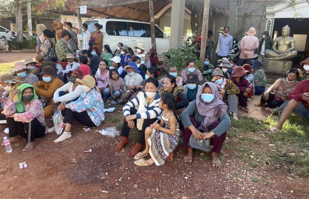 More than 100 villagers gather outside Siem Reap provincial court to support those who were questioned on December 5, 2023. (Supplied by Hang Touch TV Online)