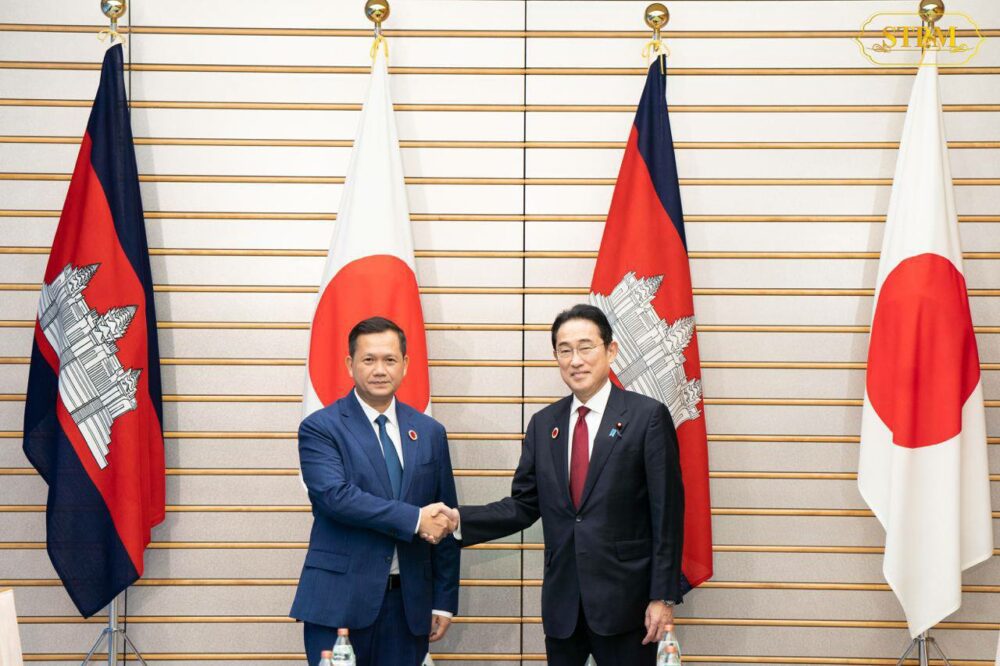 Japanese Prime Minister Fumio Kishida (right) shakes hands with Cambodian Prime Minister Hun Manet during a bilateral meeting at his office in Tokyo on December 18, 2023. (Hun Manet’s Facebook)