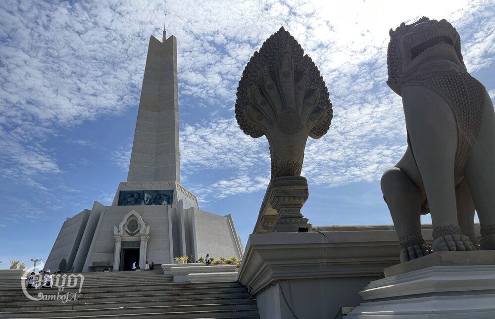University students visit the Win Win Monument in Phnom Penh, January 3, 2024. (CamboJA/Pring Samrang)