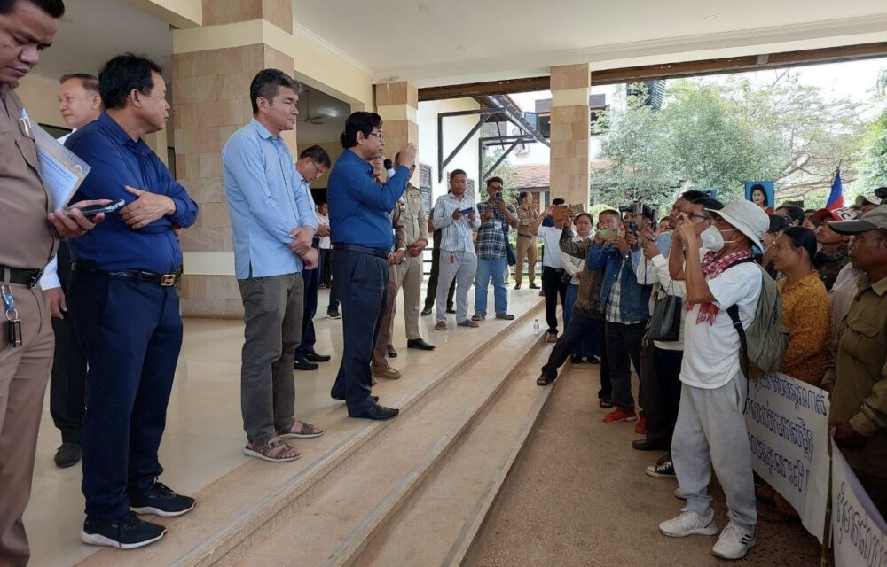Siem Reap provincial governor Prak Sophoan talks with villagers at the provincial hall on January 15, 2024. (Licadho)