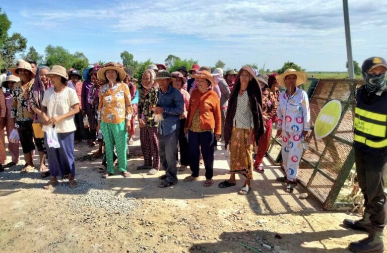 Residents Near New Phnom Penh Airport Site Protest Land Settlement
