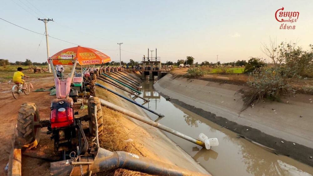 Farmers set up water pumps along a canal to wait for water to be released from upstream to sustain their dryland paddy rice in Pursat province, January 2024. (CamboJA/Uon Chhin)