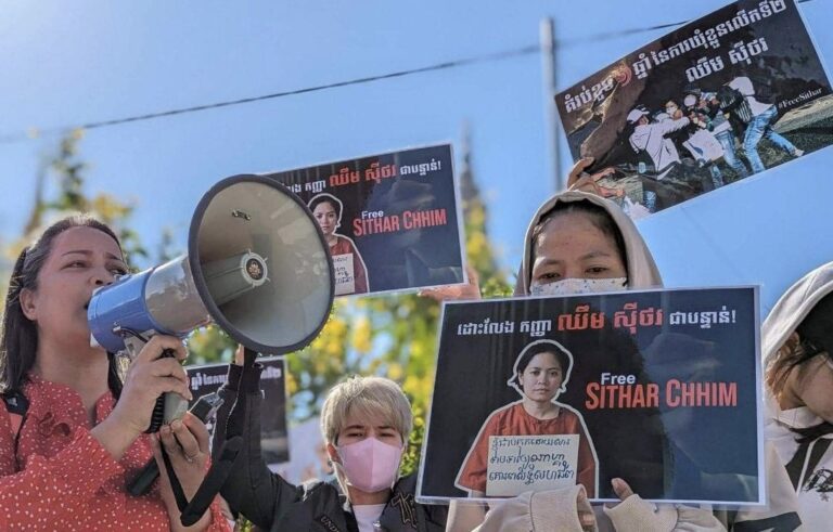 Union leaders and activists protest outside of CC2, calling for the release of union leader Chhim Sithar, December 27, 2023. (Licadho)