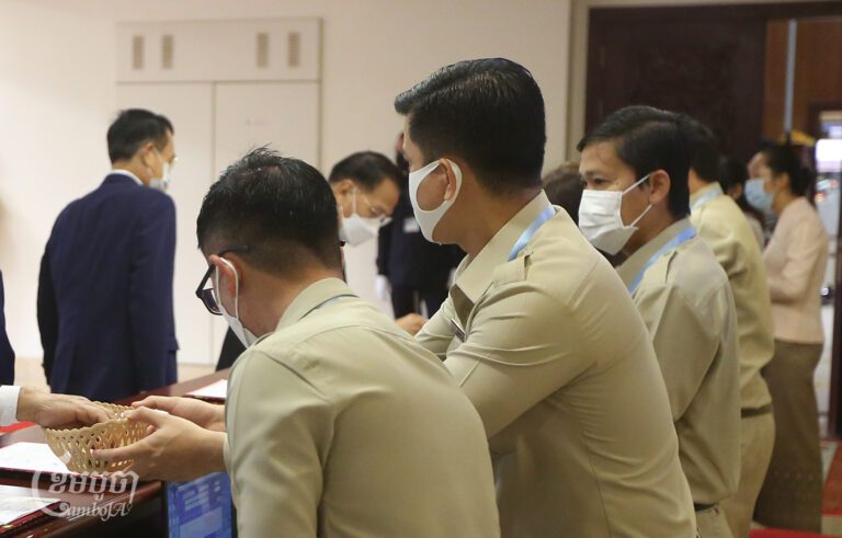 Government officials at the registration desk at the National Assembly on July 28, 2022. (CamboJA/Pring Samrang)